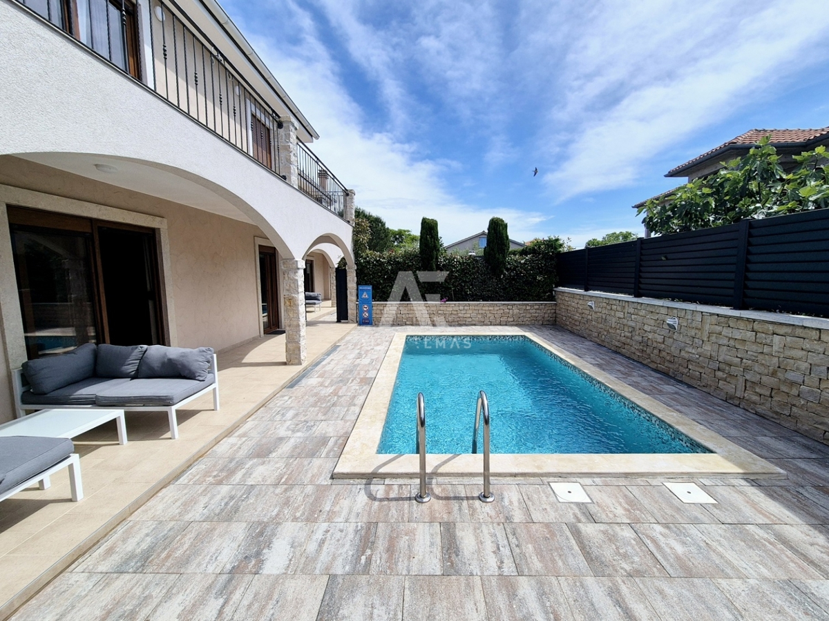 Krk, okolica, mediteranska vila z dvema dvoetažnima stanovanjema in dvema bazenoma! Uveljavljen turistični najem! ID 65