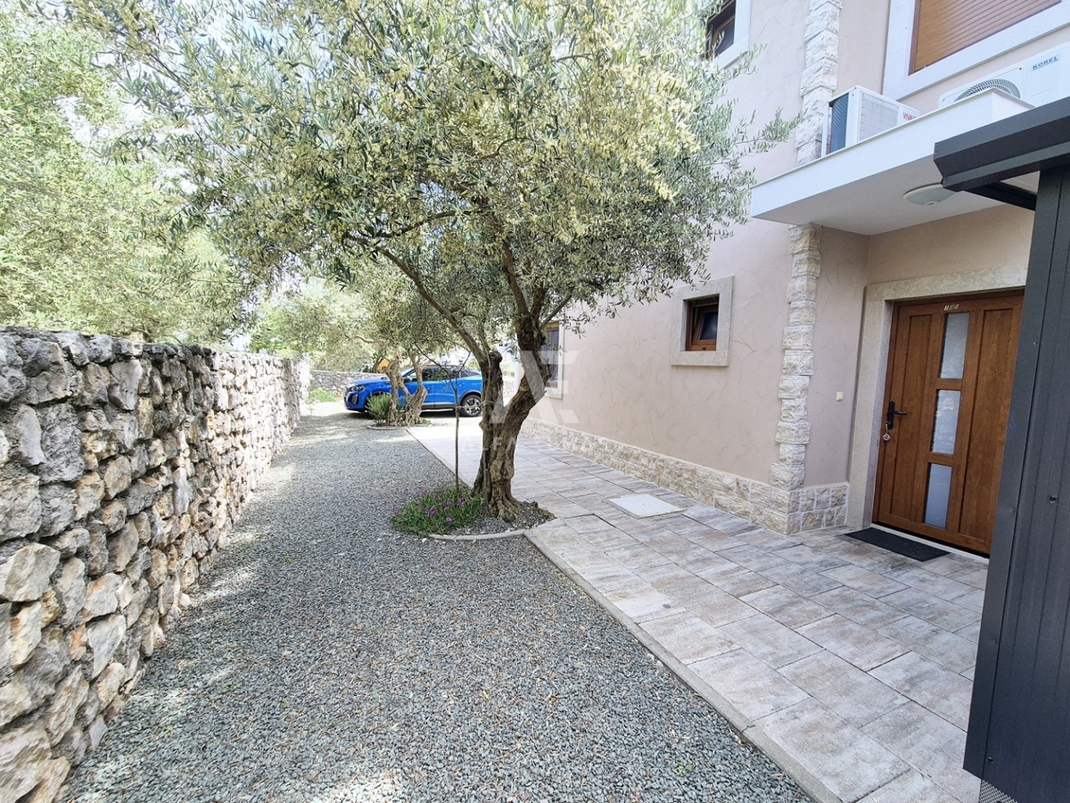 Krk, okolica, mediteranska vila z dvema dvoetažnima stanovanjema in dvema bazenoma! Uveljavljen turistični najem! ID 65