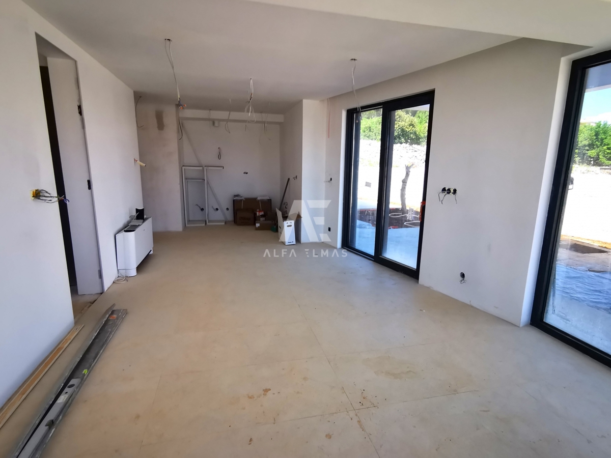 Krk, trisobni luksuzni apartma v pritličju urbane vile z bazenom!! ID 316