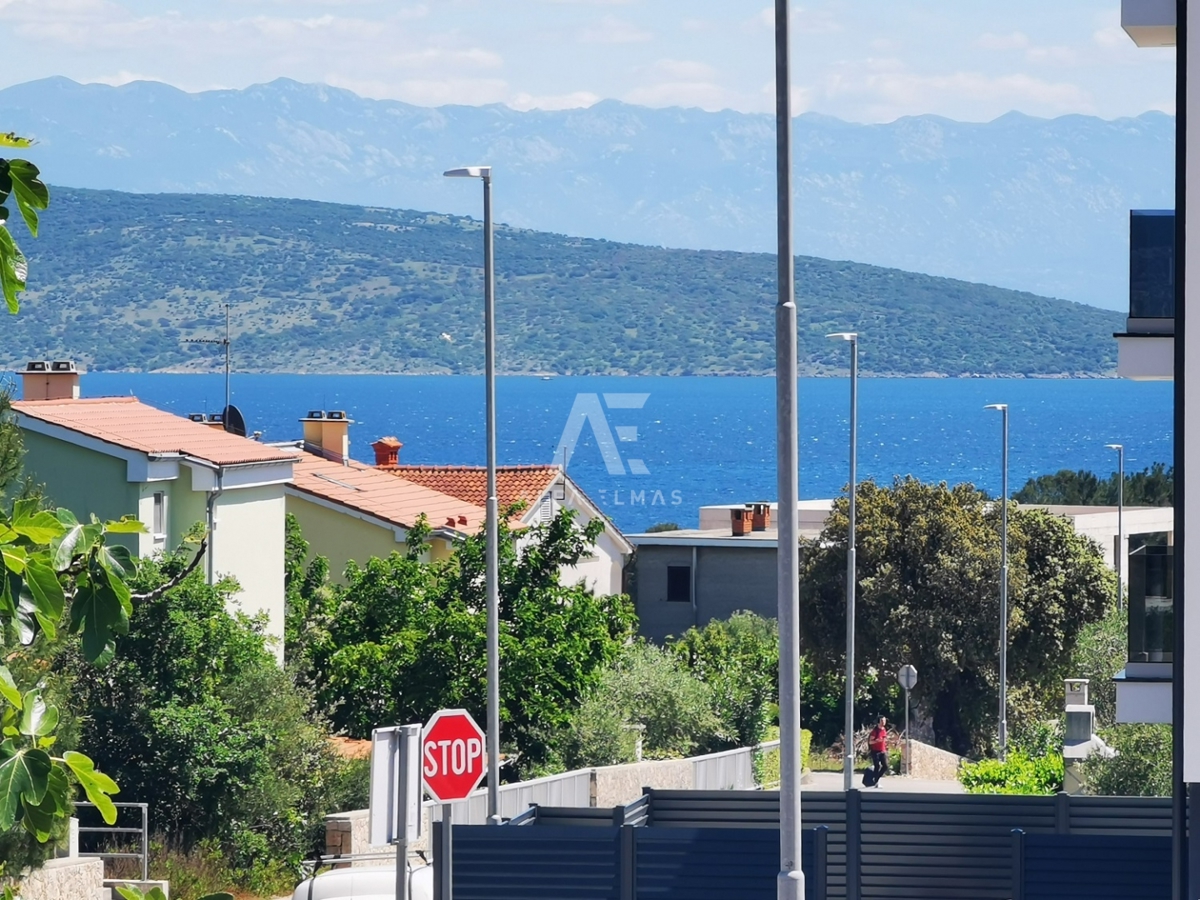 Krk, trisobni luksuzni apartma v pritličju urbane vile z bazenom!! ID 316