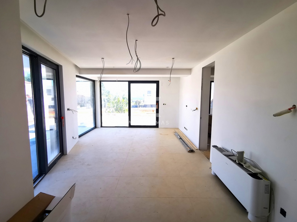 Krk, trisobni luksuzni apartma v pritličju urbane vile z bazenom!! ID 316