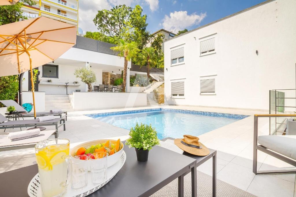 Opatija, luksuzna vila z bazenom in pogledom na morje!! ID 217
