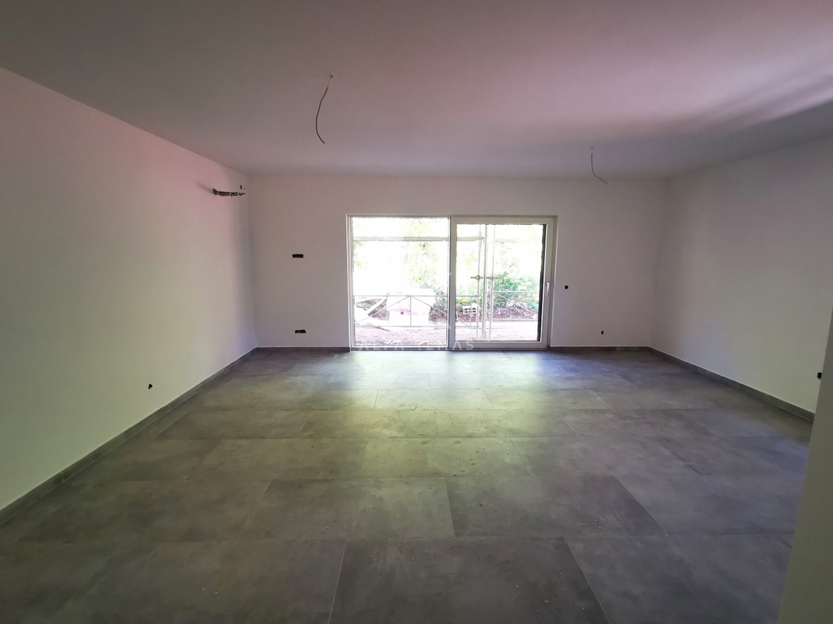 Apartma z vrtom v novogradnji na Krku!