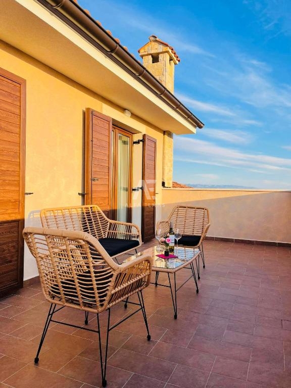 Detached stone house with a pool near the sea in Linardići - ID 573