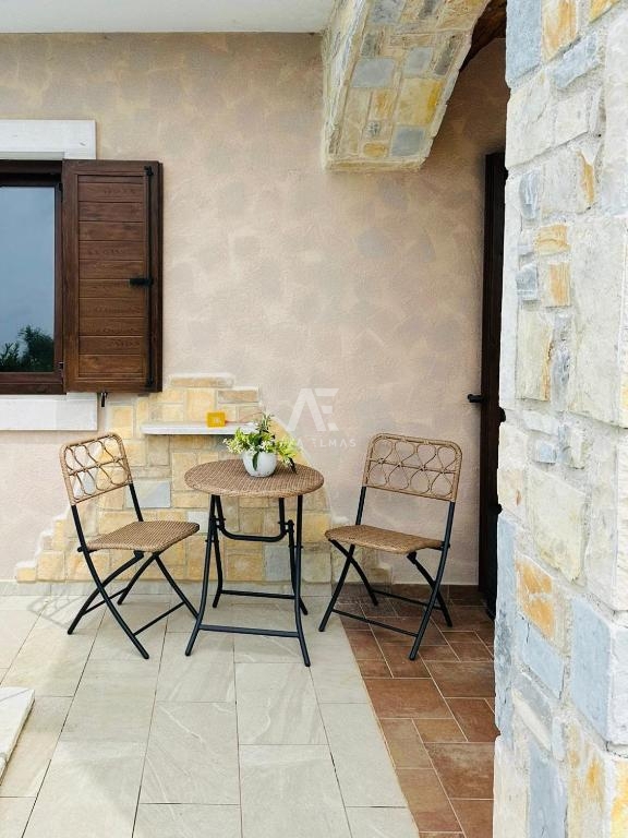 Detached stone house with a pool near the sea in Linardići - ID 573