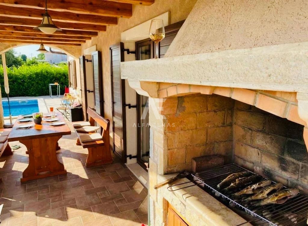Detached stone house with a pool near the sea in Linardići - ID 573