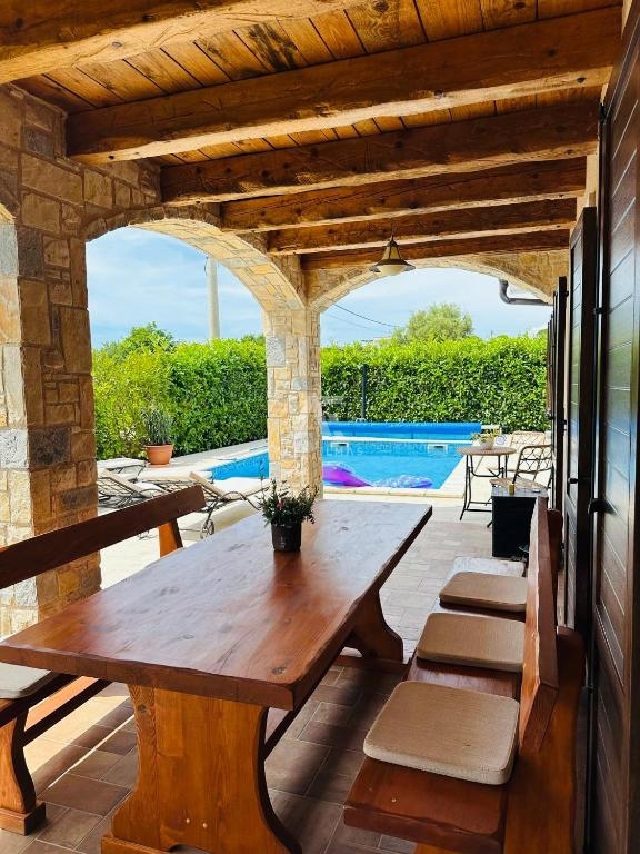 Detached stone house with a pool near the sea in Linardići - ID 573