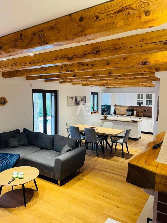 Detached stone house with a pool near the sea in Linardići - ID 573