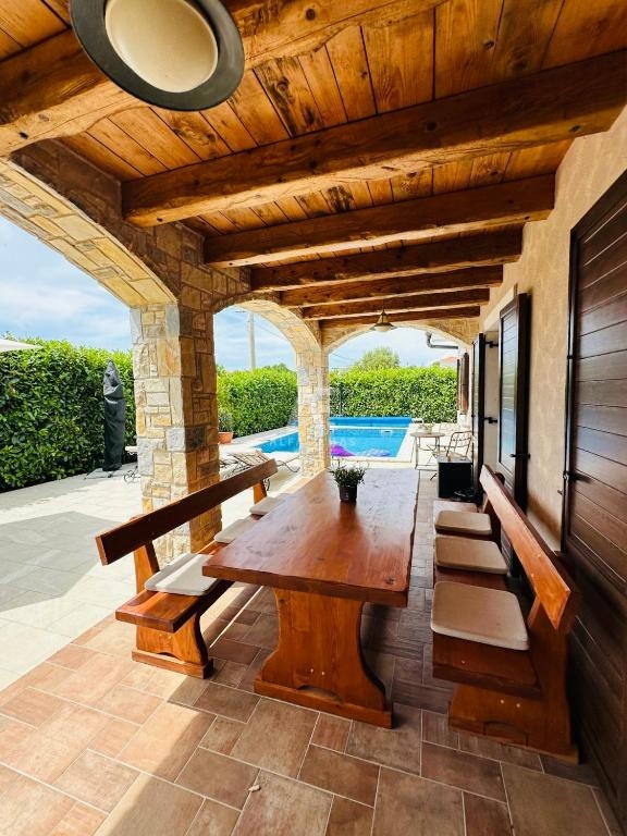 Detached stone house with a pool near the sea in Linardići - ID 573