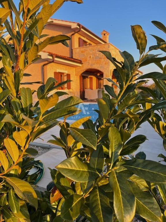 Detached stone house with a pool near the sea in Linardići - ID 573