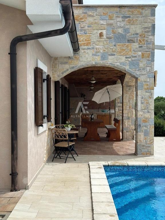 Detached stone house with a pool near the sea in Linardići - ID 573