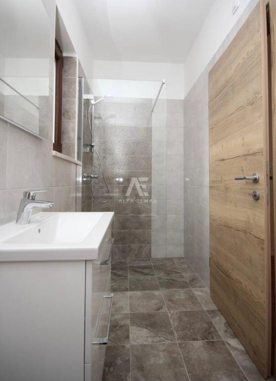 Detached stone house with a pool near the sea in Linardići - ID 573