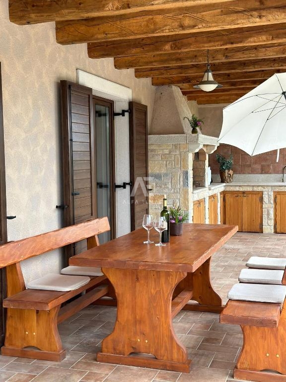 Detached stone house with a pool near the sea in Linardići - ID 573