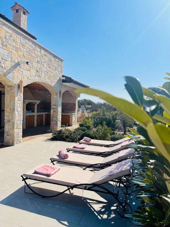 Detached stone house with a pool near the sea in Linardići - ID 573