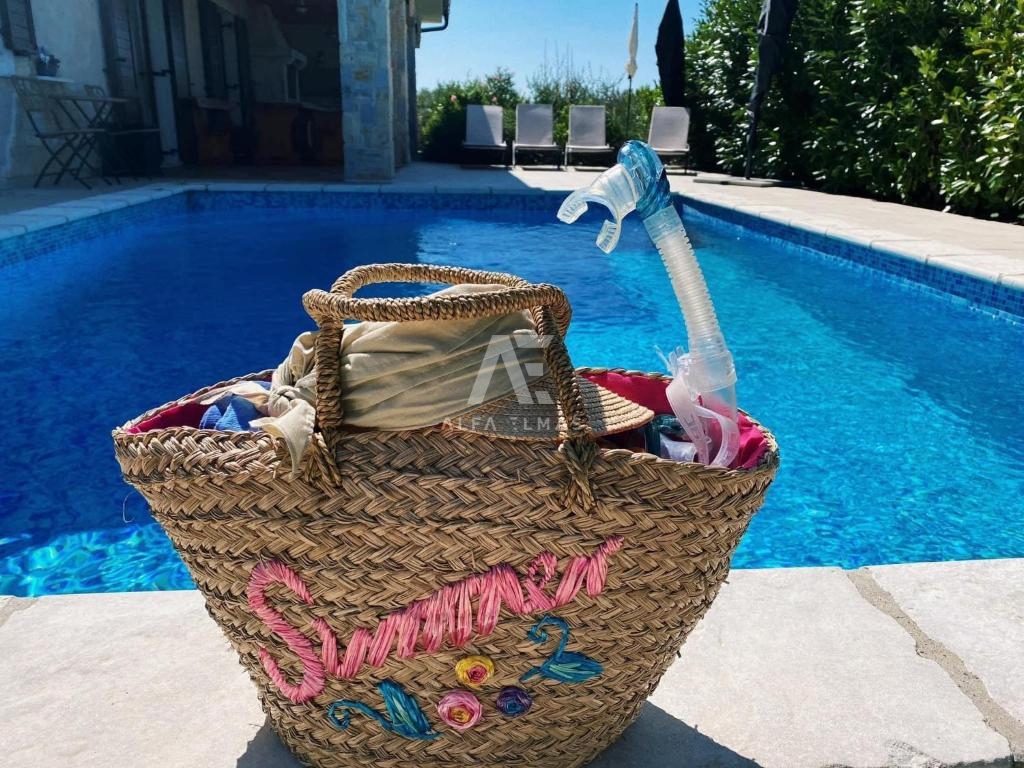 Detached stone house with a pool near the sea in Linardići - ID 573