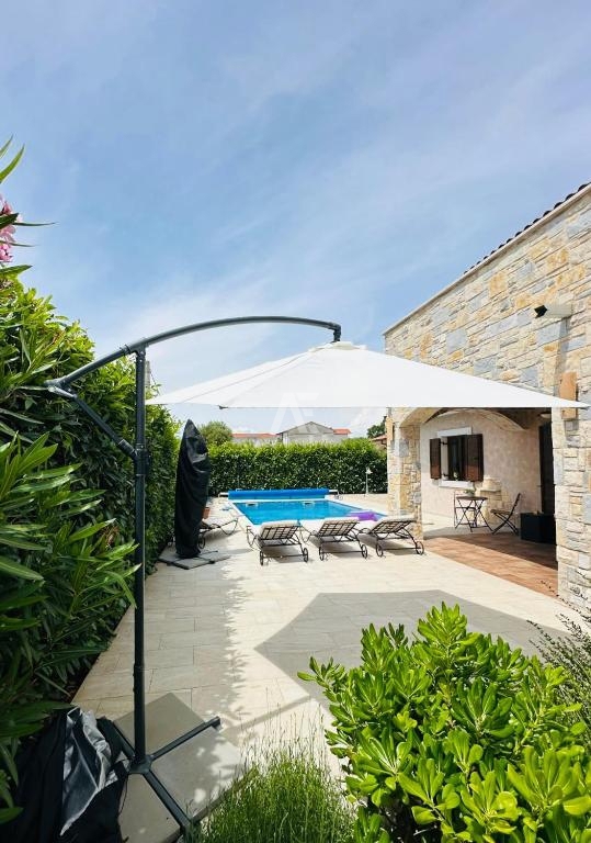 Detached stone house with a pool near the sea in Linardići - ID 573