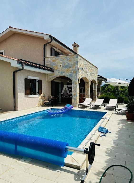 Detached stone house with a pool near the sea in Linardići - ID 573