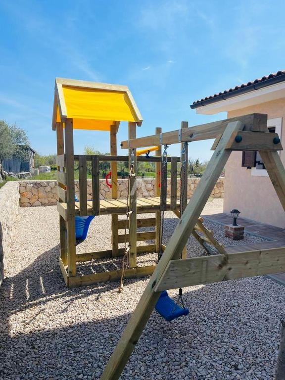 Detached stone house with a pool near the sea in Linardići - ID 573
