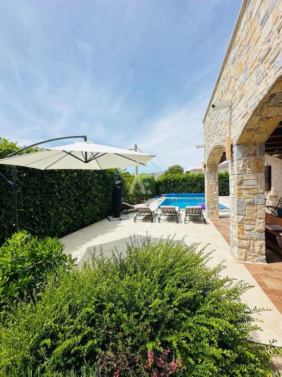 Detached stone house with a pool near the sea in Linardići - ID 573