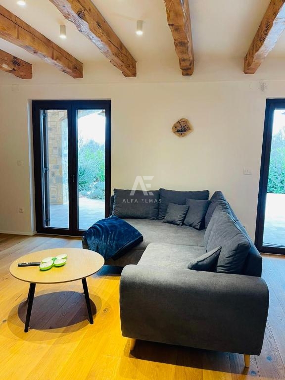 Detached stone house with a pool near the sea in Linardići - ID 573
