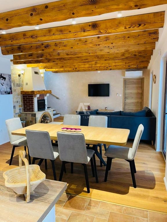 Detached stone house with a pool near the sea in Linardići - ID 573