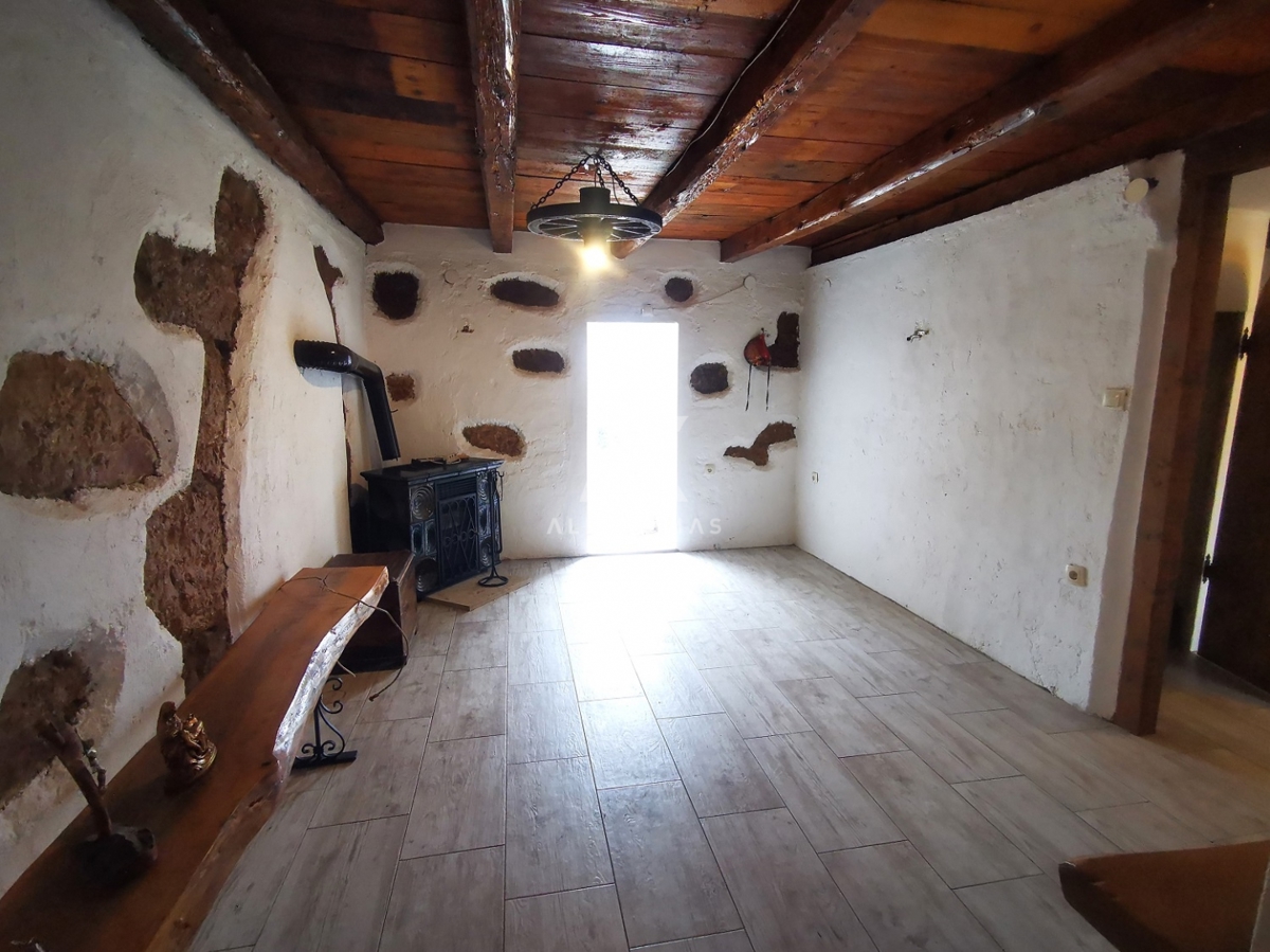 Vrbnik, dvojček za delno prenovo! ID 598