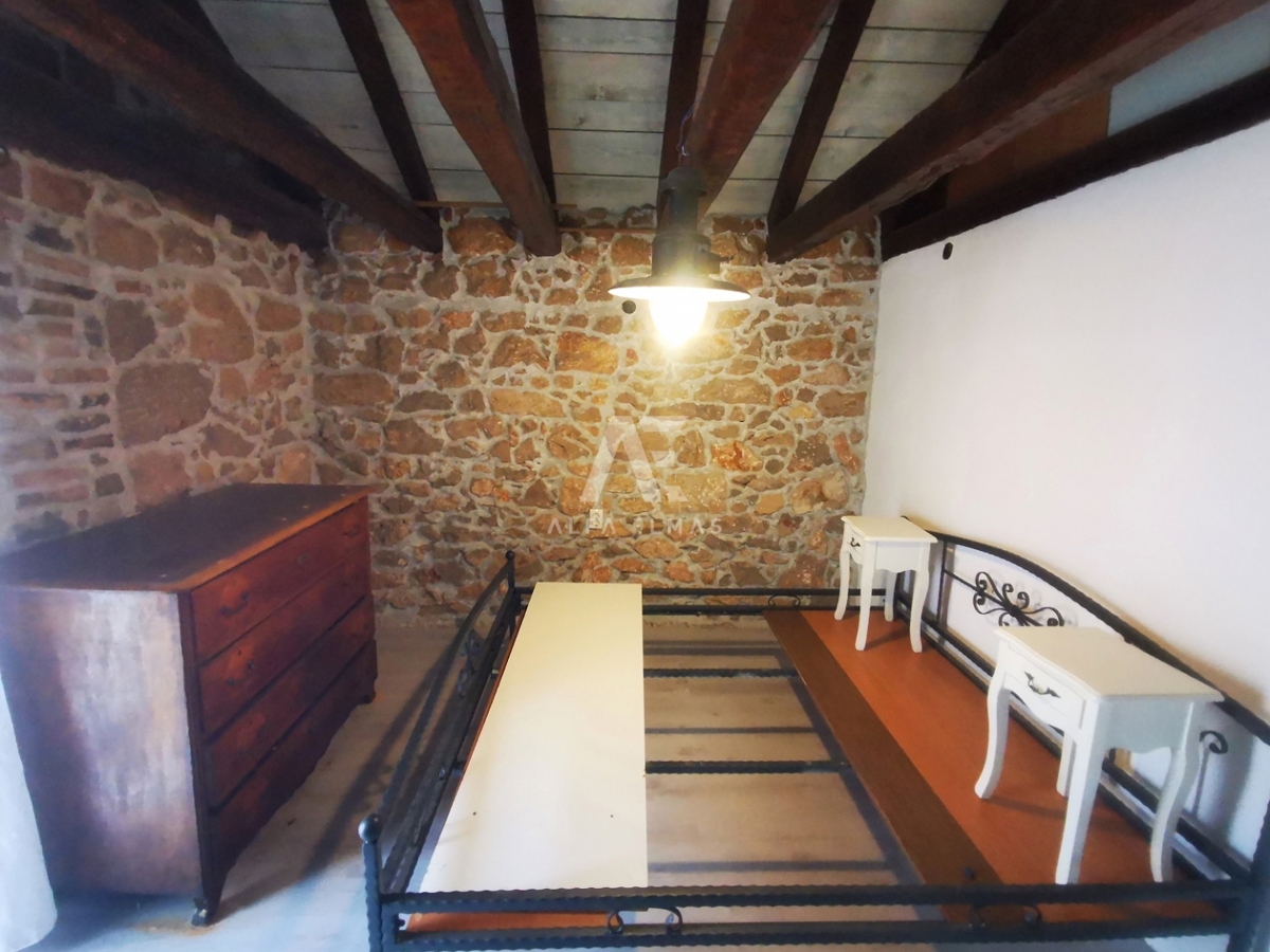 Vrbnik, dvojček za delno prenovo! ID 598