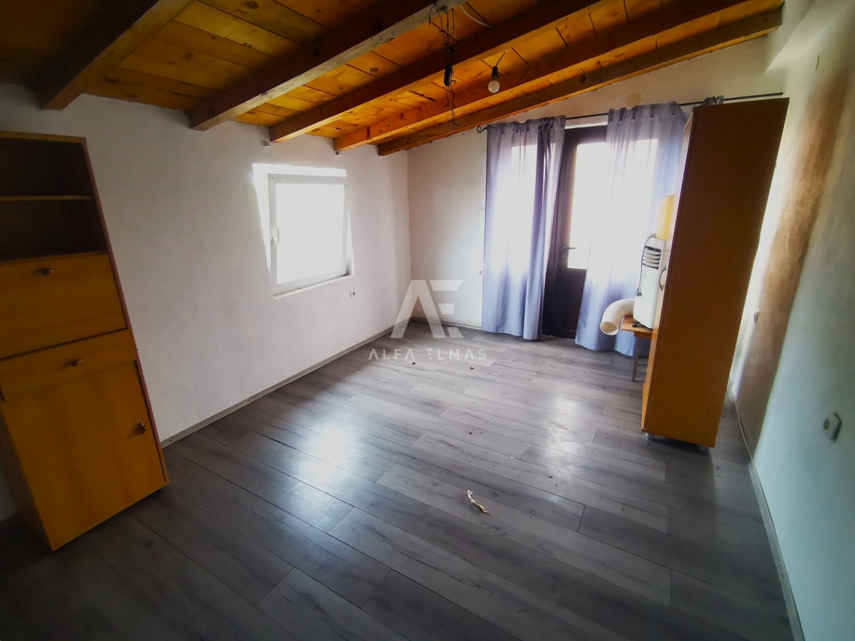 Vrbnik, dvojček za delno prenovo! ID 598