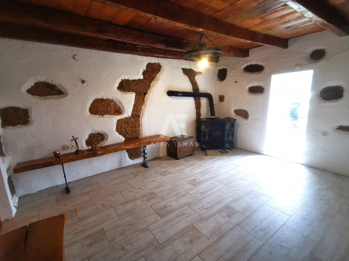 Vrbnik, dvojček za delno prenovo! ID 598