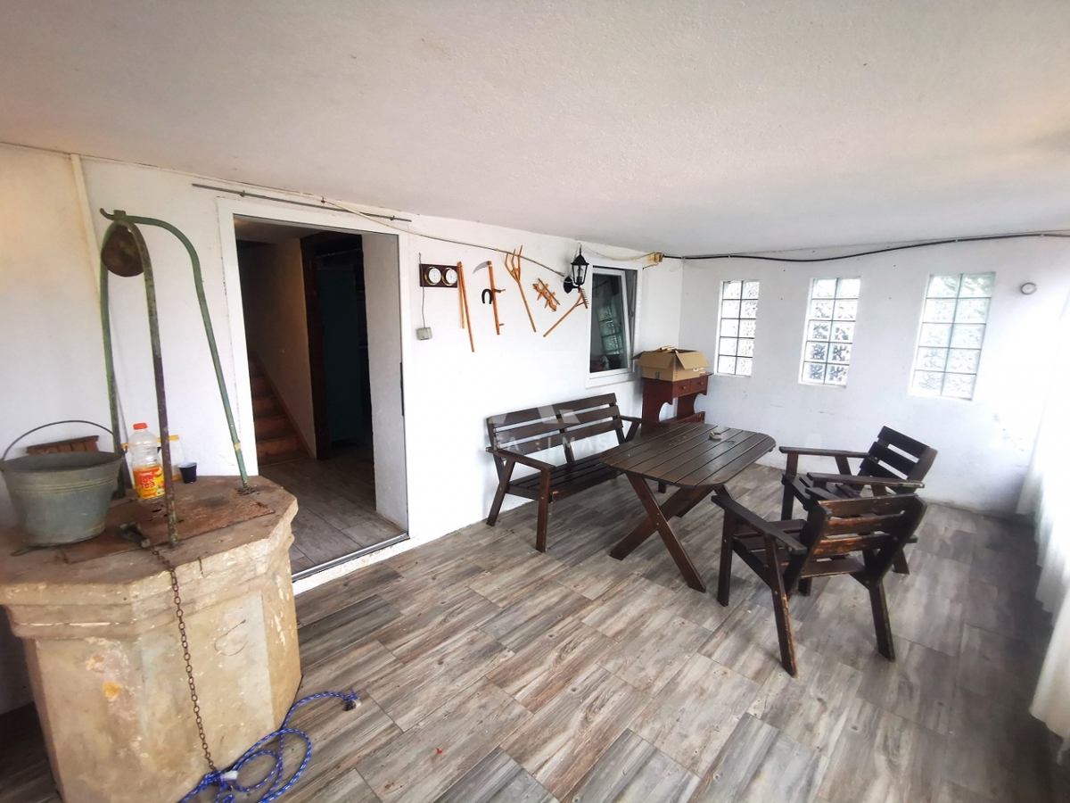 Vrbnik, dvojček za delno prenovo! ID 598