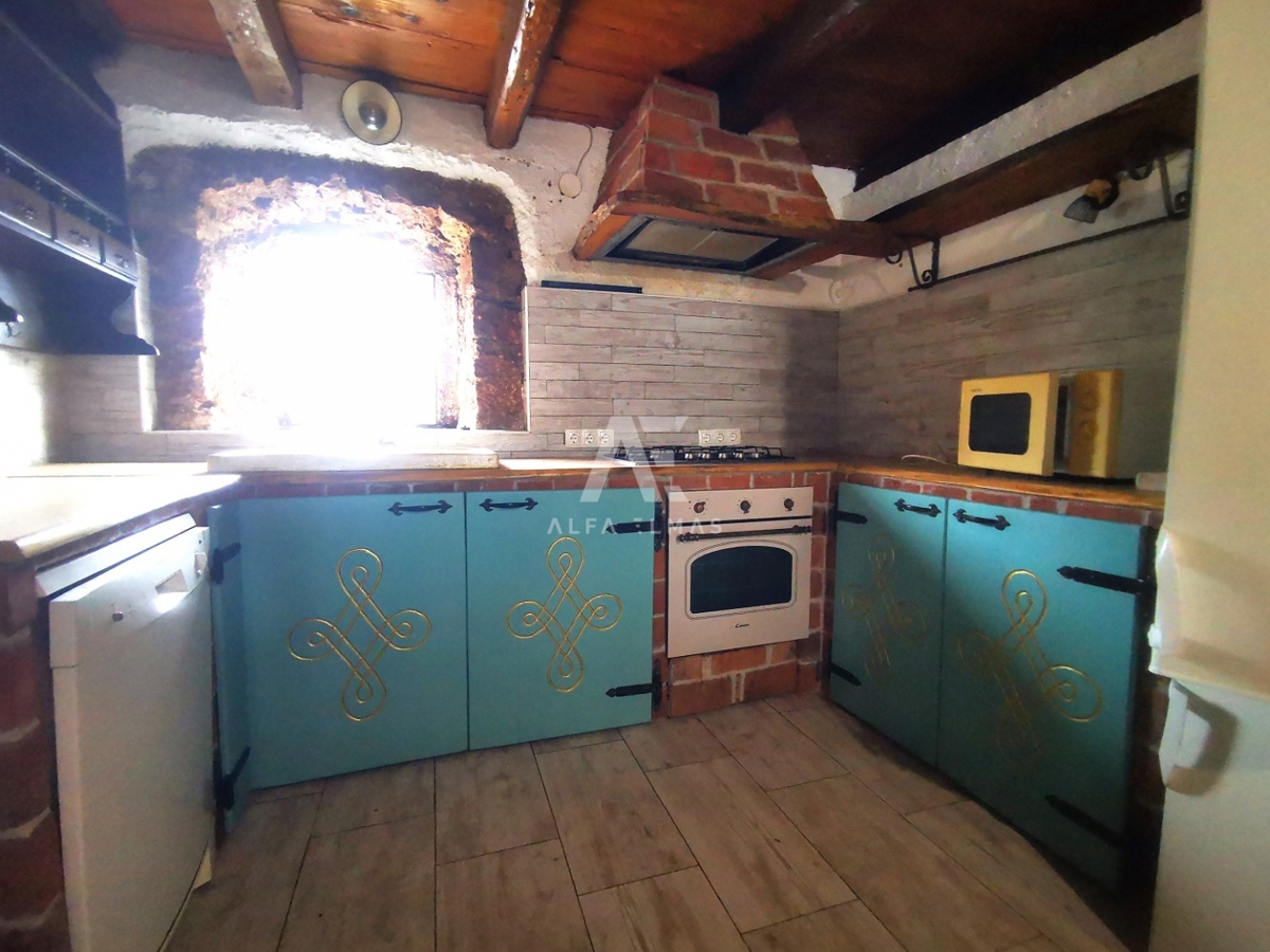 Vrbnik, dvojček za delno prenovo! ID 598