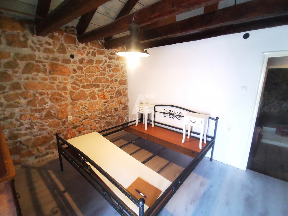 Vrbnik, dvojček za delno prenovo! ID 598