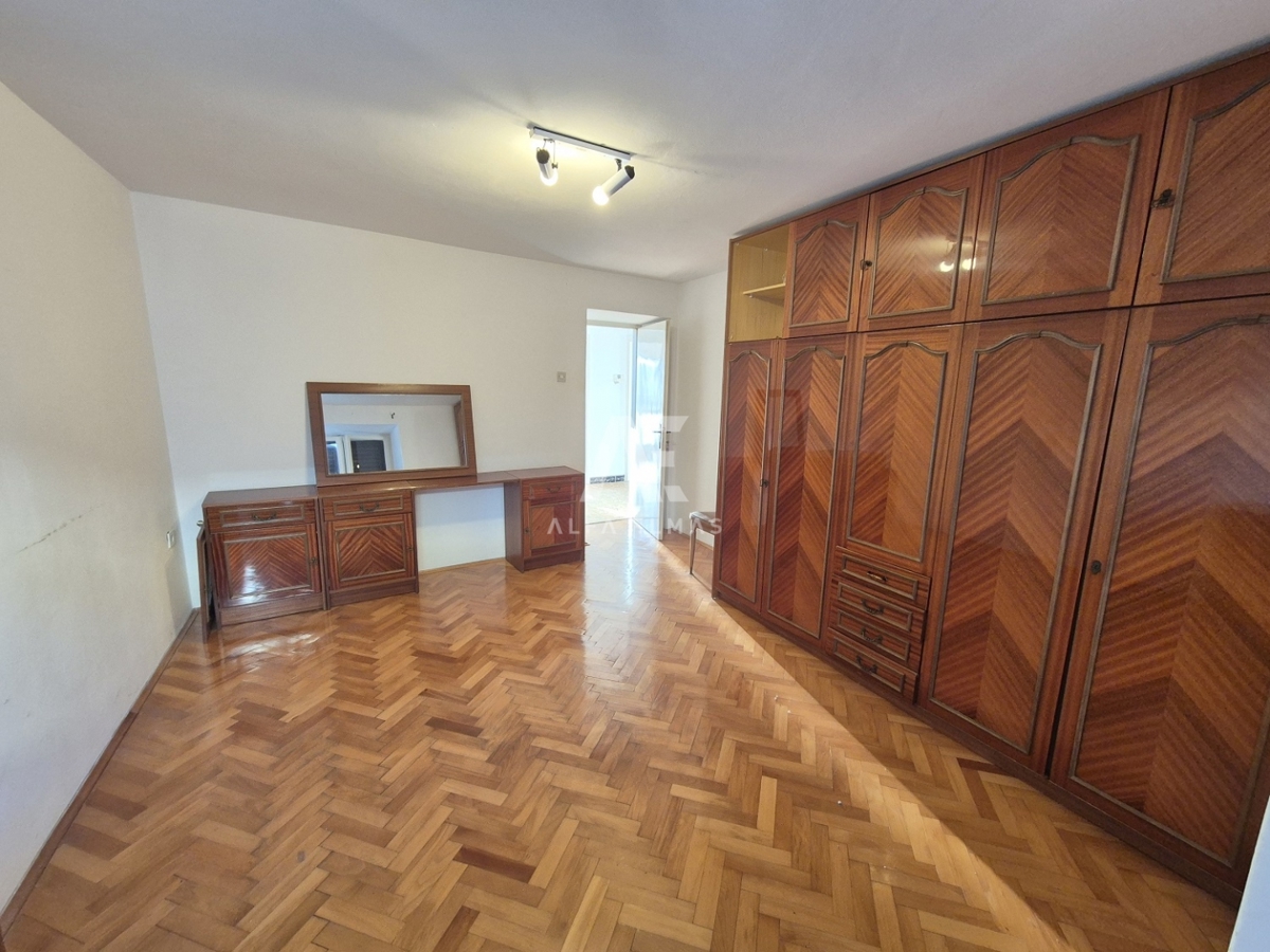 Kornić, vrstna hiša s 6 spalnicami! ID 621