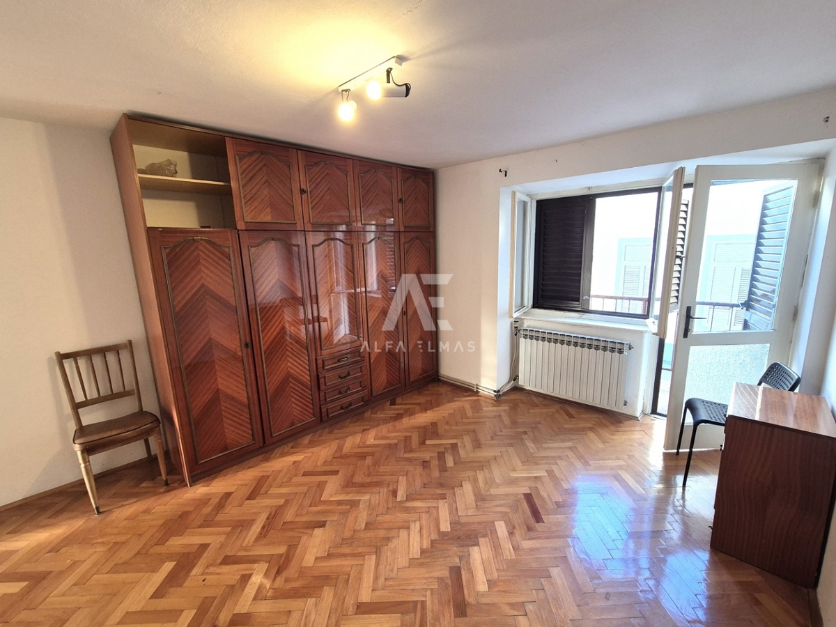 Kornić, vrstna hiša s 6 spalnicami! ID 621