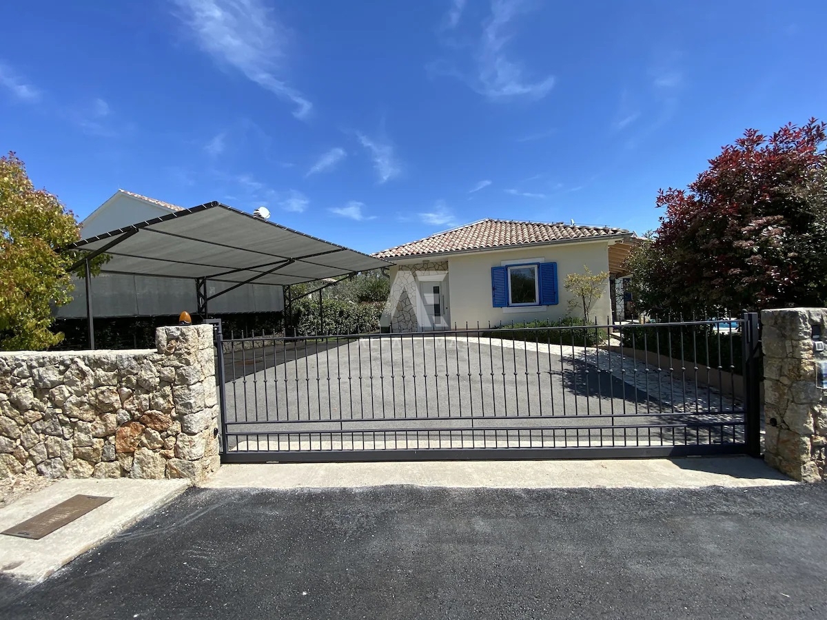 Krk, okolica, samostojna pritlična hiša z bazenom! ID 659