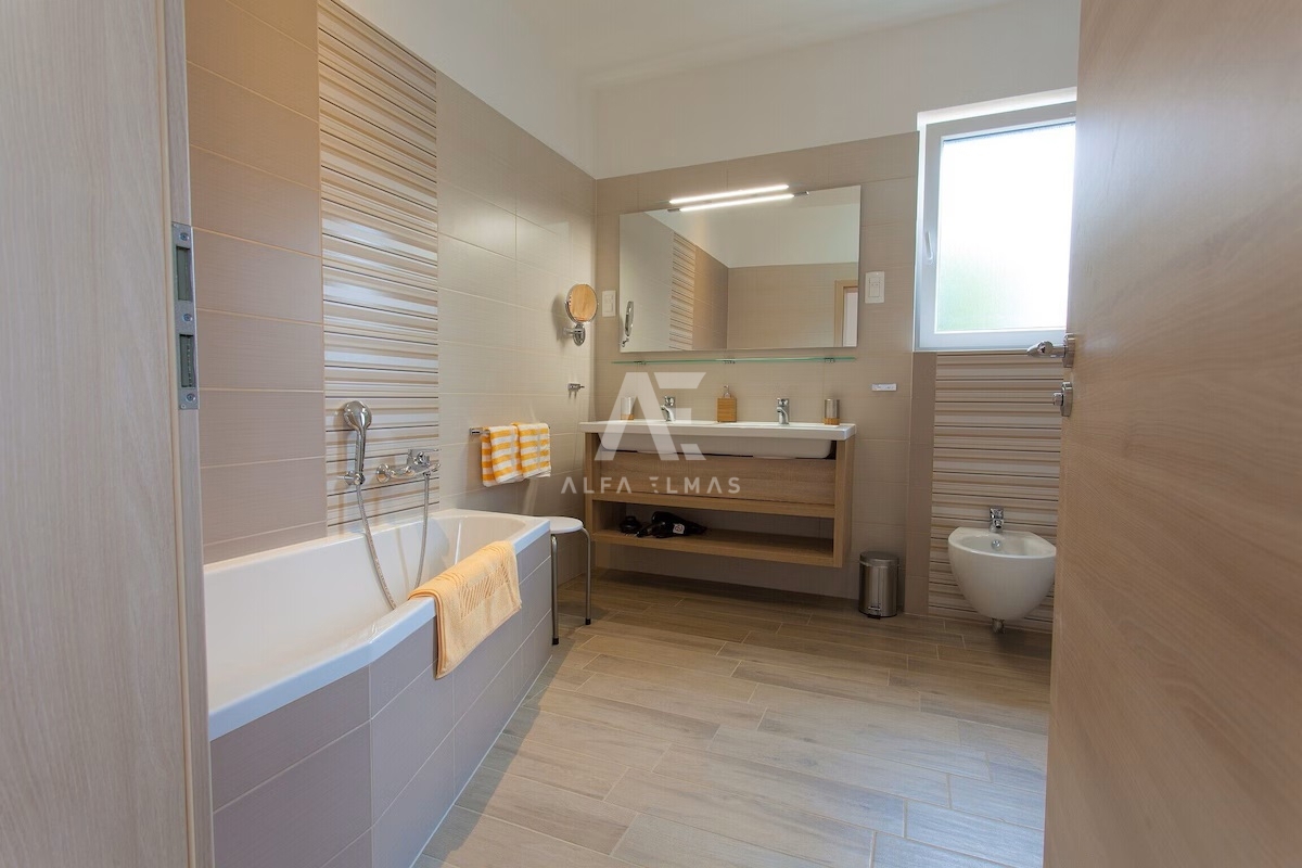 Krk, okolica, samostojna pritlična hiša z bazenom! ID 659