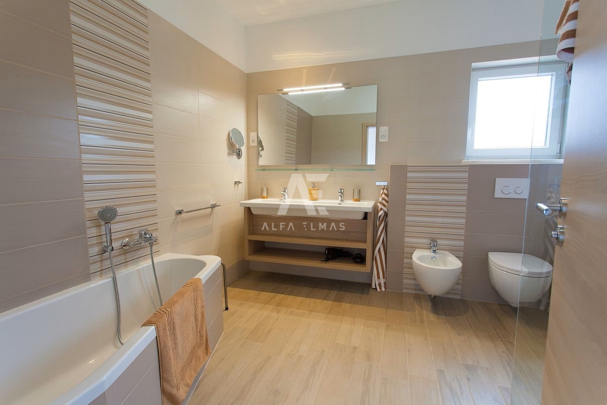 Otok Krk, okolica, samostojna hiša z bazenom! ID 660