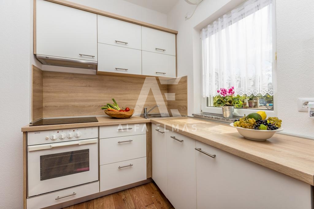 Malinska, okolica, samostojna hiša z 9 stanovanjskimi enotami!!ID 371