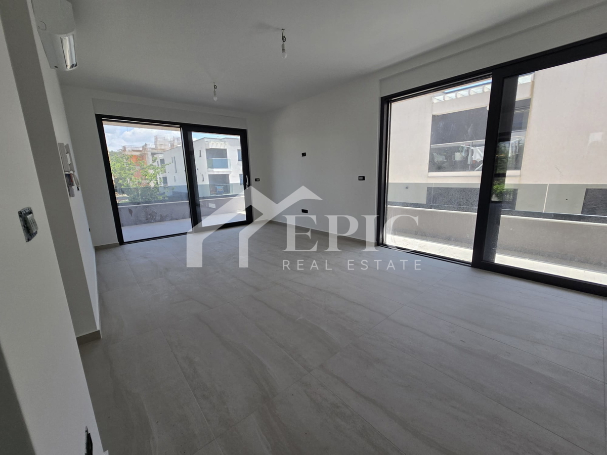 Dvosobno stanovanje, 50 m od plaže