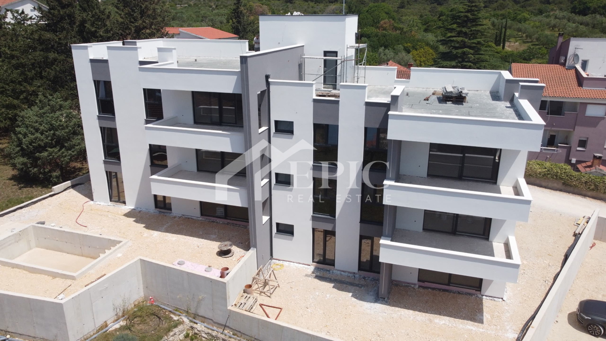 PRIZEMLJE NOVOGRADNJE SAMO 130 M OD PLAŽE