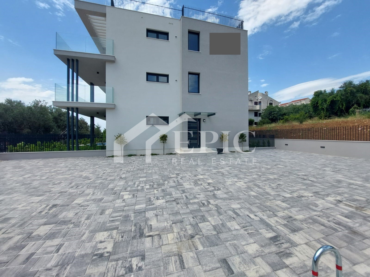 KOŽINO, ZADAR - TROSOBNO STANOVANJE S BAZENOM