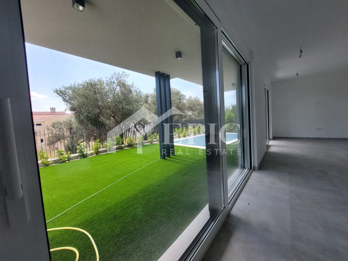 KOŽINO, ZADAR - TROSOBNO STANOVANJE S BAZENOM