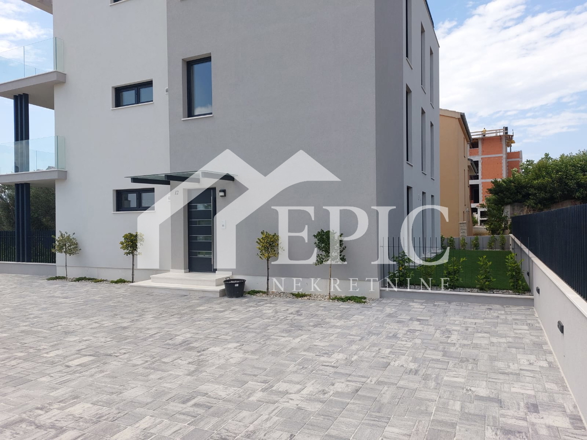 KOŽINO, ZADAR - TROSOBNO STANOVANJE S BAZENOM