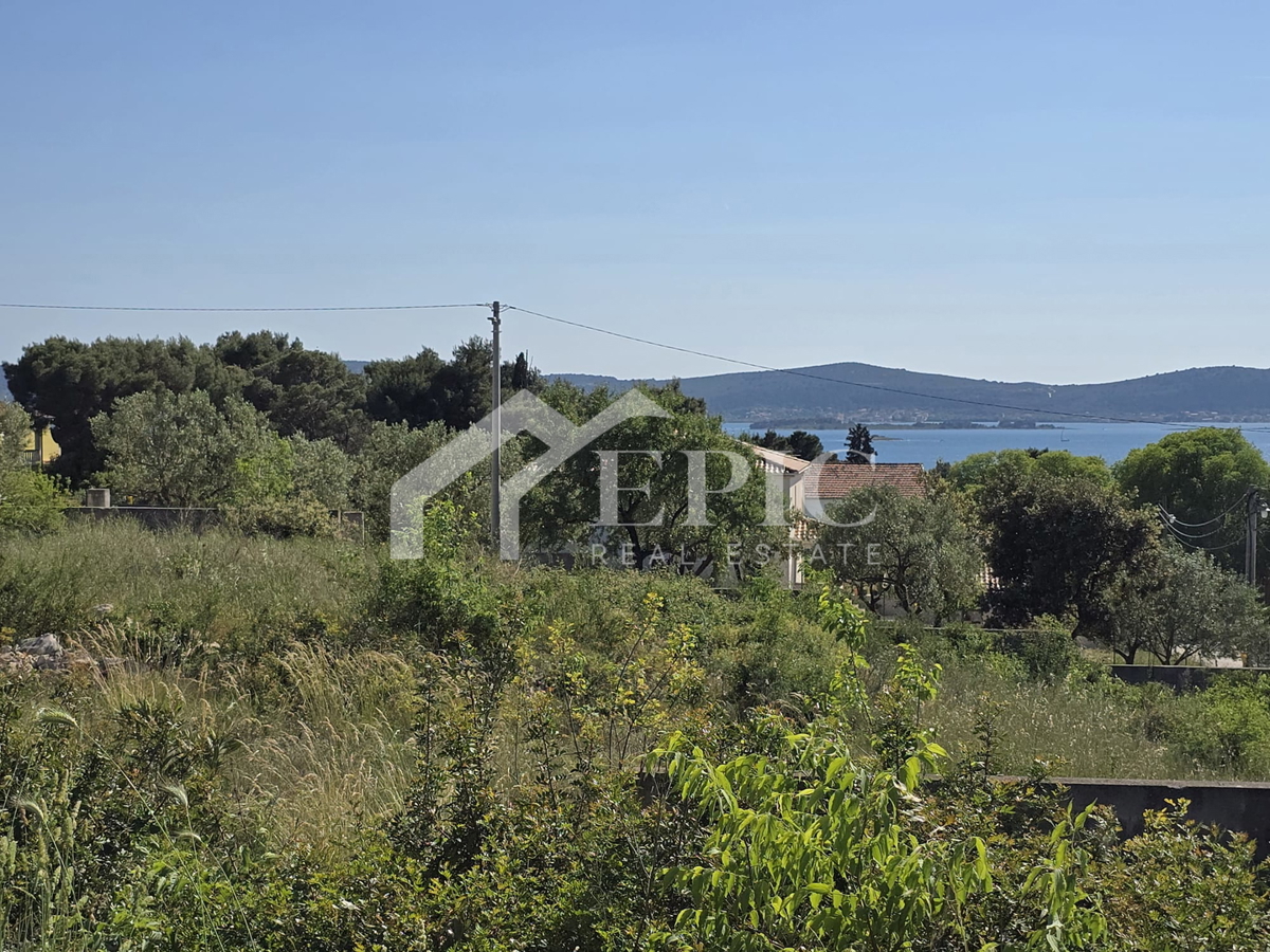 GRADBENO ZEMLJIŠČE S POGLEDOM NA MORJE