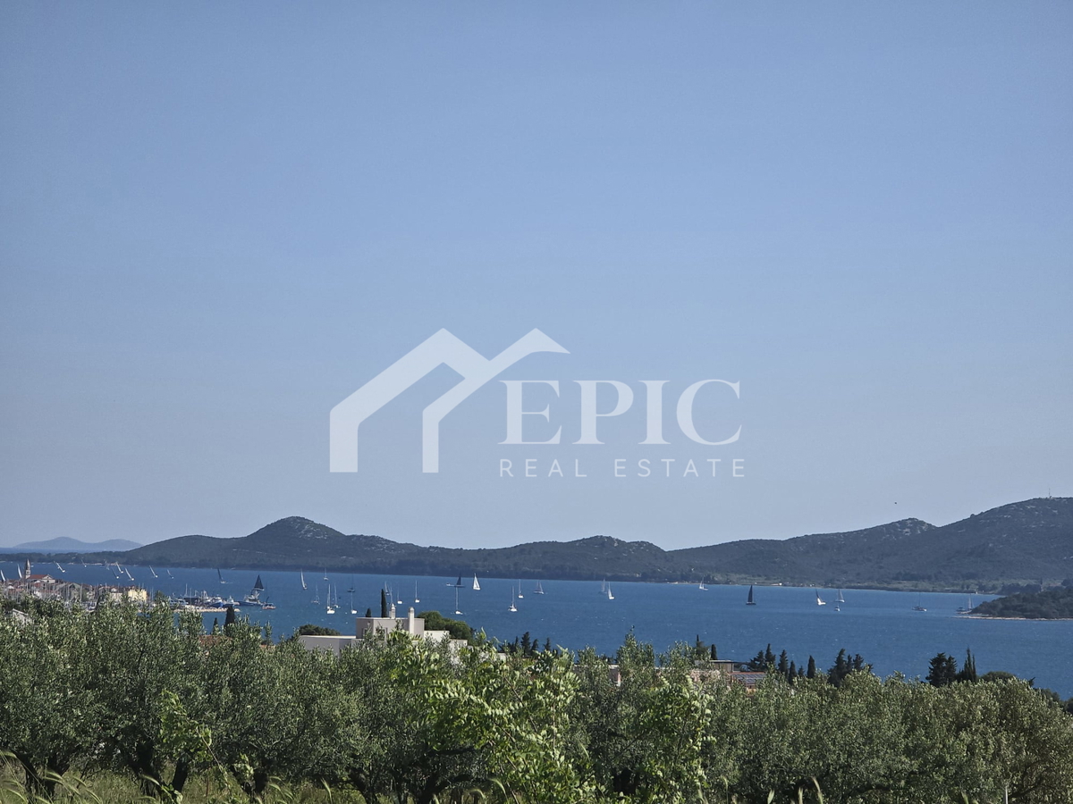 GRADBENO ZEMLJIŠČE S POGLEDOM NA MORJE