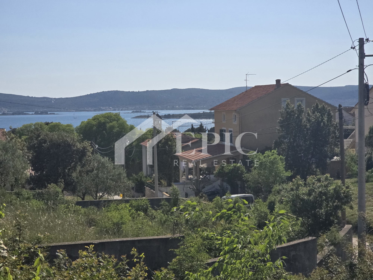 GRADBENO ZEMLJIŠČE S POGLEDOM NA MORJE