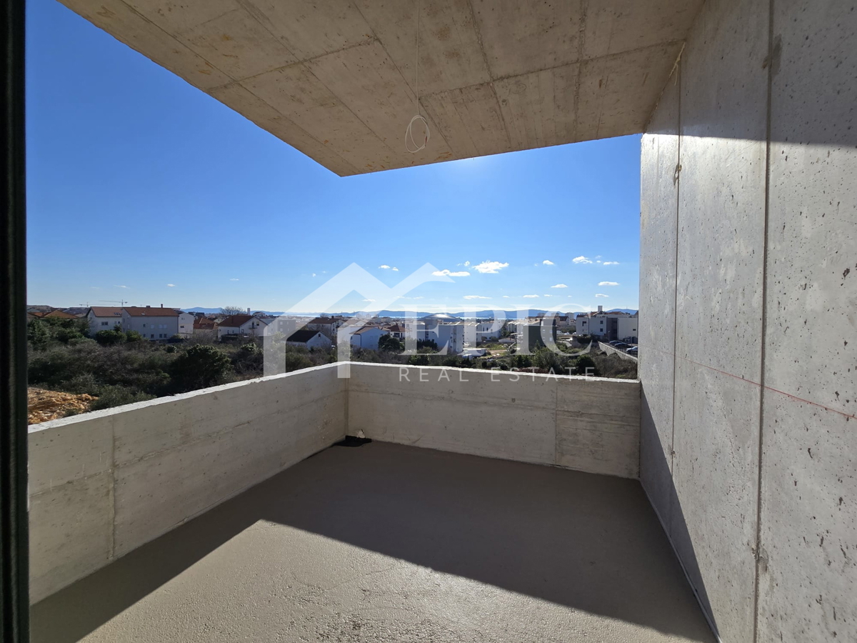 TROSOBNO STANOVANJE V 1. NADSTROPJU, PLOVANIJA