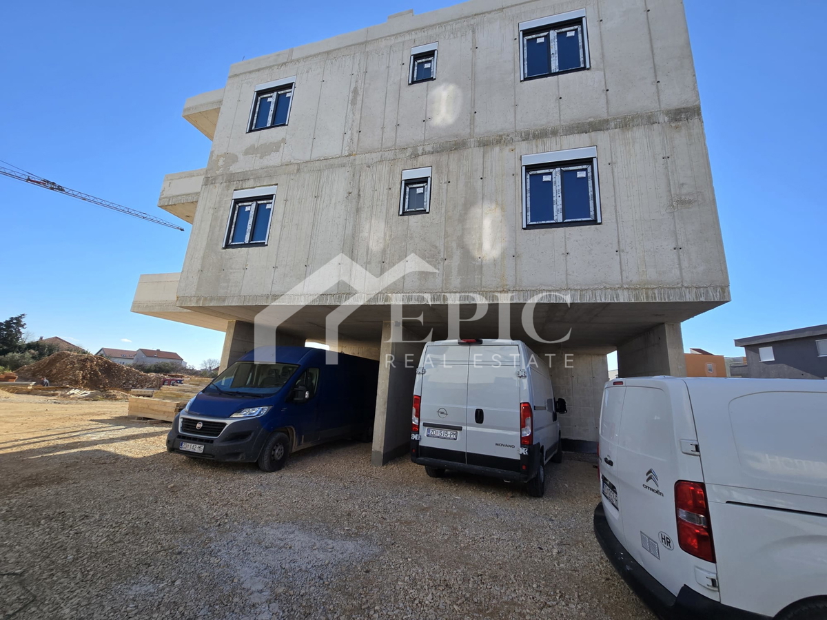 TROSOBNO STANOVANJE V 1. NADSTROPJU, PLOVANIJA