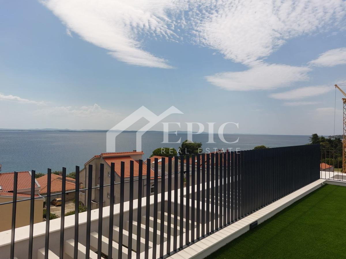 KOŽINO, ZADAR - TRISOBNO STANOVANJE S KROVNIM TERASO