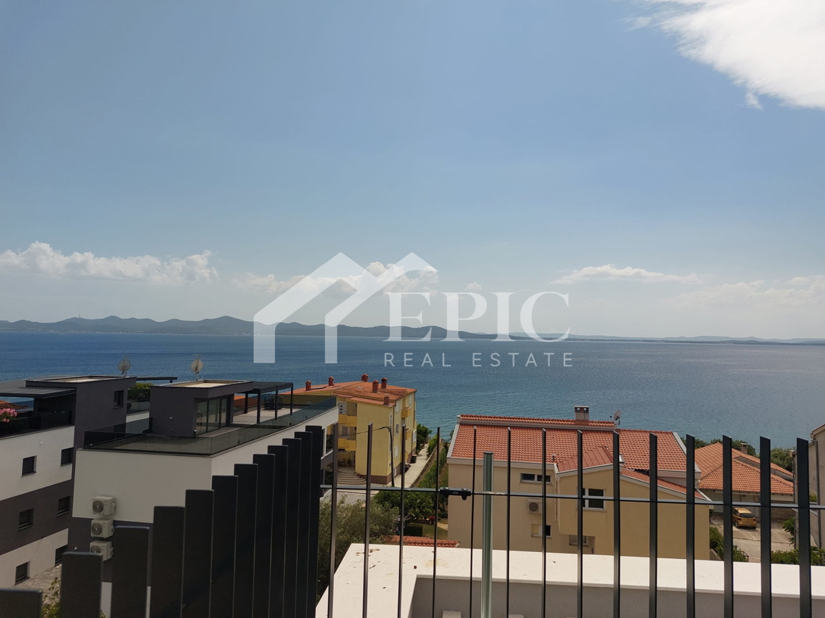 KOŽINO, ZADAR - TRISOBNO STANOVANJE S KROVNIM TERASO